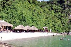 Bãi tắm Soi Sim trên Vịnh Hạ Long tạm dừng hoạt động