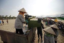 Những 'siêu anh hùng' giữ sạch biển Hạ Long
