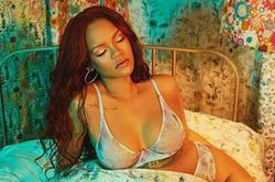 Rihanna diện nội y, khoe vòng một nóng bỏng