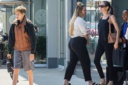 Con gái 13 tuổi của Angelina Jolie cao gần bằng mẹ
