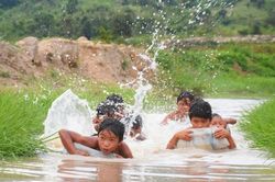 Ngăn suối 'dựng trại' chống đuối nước bên chân núi lửa Chư Đang Ya