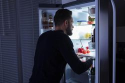 Dọn dẹp đồ của mẹ, chàng trai suýt ngất xỉu khi thấy thứ này