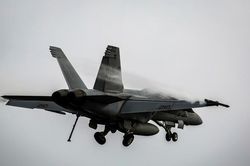 Tiêm kích Super Hornet Mỹ rơi, chưa tìm thấy phi công