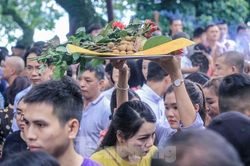 Biển người chen nhau dâng lễ ở Phủ Tây Hồ đầu tháng cô hồn