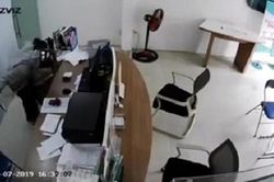 Truy bắt tên cướp kề dao vào cổ nhân viên cửa hàng tư nhân ở TP.HCM