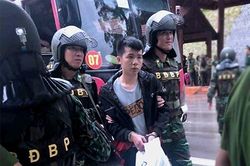 Cuộc dẫn độ lúc mờ sáng, đưa 395 người Trung Quốc về bên kia biên giới