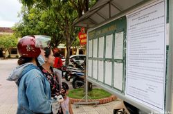 Phụ huynh, học sinh thành phố Vinh hào hứng đi bốc thăm chọn lớp, chọn cô