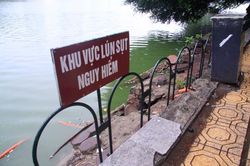 Làm rào, đặt biển cảnh báo khu bờ kè sạt lở ở Hồ Gươm