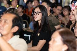 Đau mắt không thể make-up, Tiểu Vy vẫn sáng ngời với mặt mộc không tì vết khi đi xem thi hoa hậu