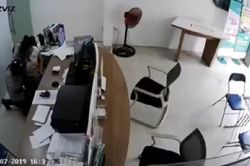 Truy bắt kẻ xông vào đại lý Viettel dùng dao kề cổ nhân viên cướp tài sản ở TP.HCM