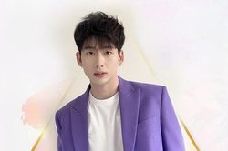 Tuấn Trần đang livestream trên VTC News, tiết lộ loạt bí mật thú vị của web drama đầu tay