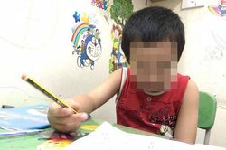 Mẹ gào, con khóc... vì 'nhồi' chữ trước lớp 1