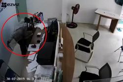 Bắt thanh niên nghi kề dao vào cổ nữ nhân viên cửa hàng viễn thông
