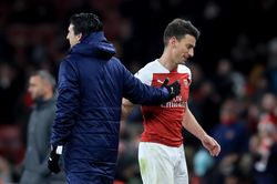 HLV Emery bất ngờ thay đổi thái độ với Koscielny