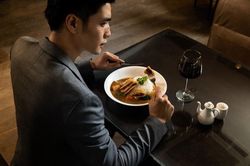 Nạp năng lượng cho bữa trưa với cơm cà ri Nhật vị bò Mỹ