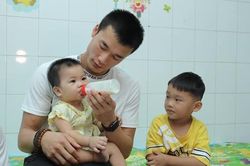 Thủ môn Bùi Tiến Dũng chăm sóc trẻ em gặp hoàn cảnh khó khăn
