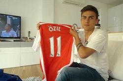 CĐV Arsenal chọc tức MU bằng hình ảnh Dybala cầm áo Oezil