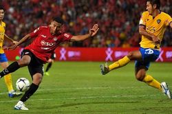 Thắng Nakhon Ratchasima 2-0, Văn Lâm cùng Muangthong tiếp tục bay bổng