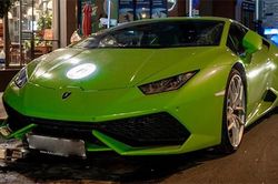 Phan Thành 'dắt bò' Lamborghini Huracan hơn 20 tỷ dạo phố