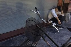 Chàng trai bị đá vì quên tặng quà bạn gái ngày...'Quốc tế son môi'