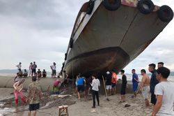 Kinh hãi cảnh tàu khách vắt vẻo trên đê lấn biển khi tránh bão