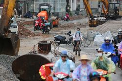 Người dân Thủ đô vất vả lưu thông trên đường Trường Chinh