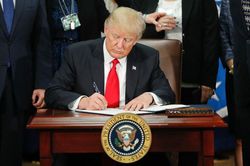 Tổng thống Trump ký sắc lệnh trừng phạt Nga vì vụ điệp viên Skripal