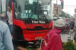 Xe khách lao vào chợ, ít nhất 4 người tử vong