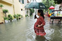 Mưa lớn kéo dài, đường Hà Nội ngập sâu cả ngày