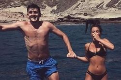 Harry Maguire đến MU, bạn gái nóng bỏng gây sốt