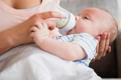 Trẻ nằm bú bình: Những nguy cơ chết người cha mẹ nhất định phải biết