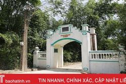 Về huyện miền núi Hà Tĩnh xem người dân 'nâng niu' cái cổng làng