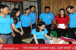 Tặng quà cháu bé mắc bệnh u não ác tính ở vùng Thượng Kỳ Anh