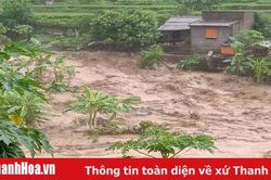 Mưa lũ, sạt lở đất đá gây chia cắt nhiều tuyến đường trên địa bàn huyện Mường Lát, 1 người mất tích