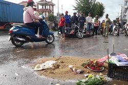 Vụ xe khách tông 5 người thương vong: Nỗi đau tang thương nơi xóm chợ