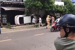 Ô tô đâm gãy cây lớn rồi lao lên vỉa hè, 2 người thương vong ở Bình Định