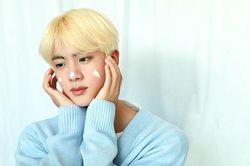 Phát hiện 'em song sinh' của Jin BTS, ai nhìn cũng phải mê