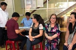 Tiểu thương chợ An Đông ký hợp đồng sử dụng sạp để ổn định kinh doanh