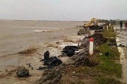 Cà Mau triều cường dâng cao bất thường đe dọa đê biển Tây