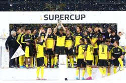 Borussia Dortmund ăn mừng Siêu cúp nước Đức sau khi đánh bại Bayern