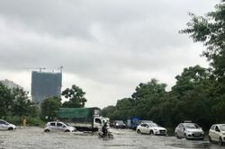 Đại lộ Thăng Long ngập như sông, giao thông tê liệt