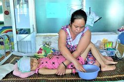 Mẹ chết điếng nghe con gái hỏi: Bệnh con có chết không mẹ?
