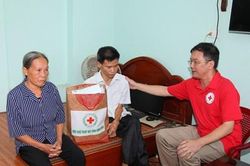 Tặng quà cho bệnh nhân mắc bệnh da liễu đặc biệt