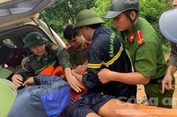 Công an tiếp cận vùng 'rốn' lũ Quan Sơn cứu nhiều người dân mắc kẹt