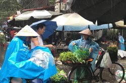 Hà Nội: Rau xanh tăng giá mạnh vì mưa bão