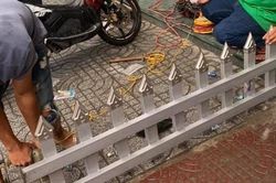 Mâu thuẫn cá nhân, một chủ nhà làm rào chắn trên vỉa hè bằng chông nhọn hoắt khiến dân mạng bức xúc