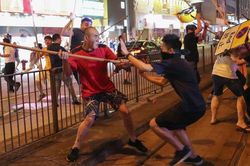 Thêm nhóm người lạ cầm gậy hành hung người biểu tình ở Hong Kong