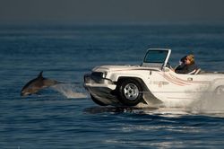 Trải nghiệm phóng ôtô dưới nước với vận tốc 72 km/h