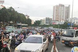 3 ôtô hư hỏng nặng sau tai nạn liên hoàn trên cầu vượt Hàng Xanh