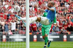 Fan ngả mũ trước pha 'xe đạp chổng ngược' của Walker cứu thua ngoạn mục cho Man City